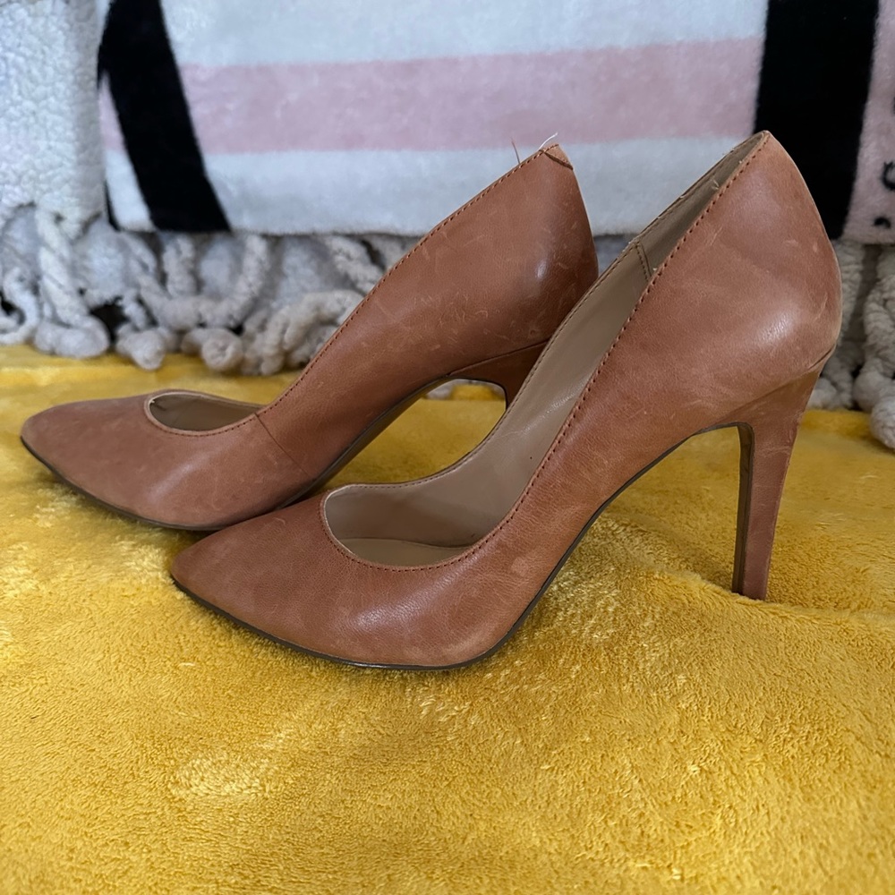 Camel tan Leather pumps!